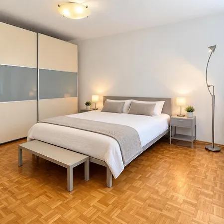 Stylish With Loggia & Garage Apartman *